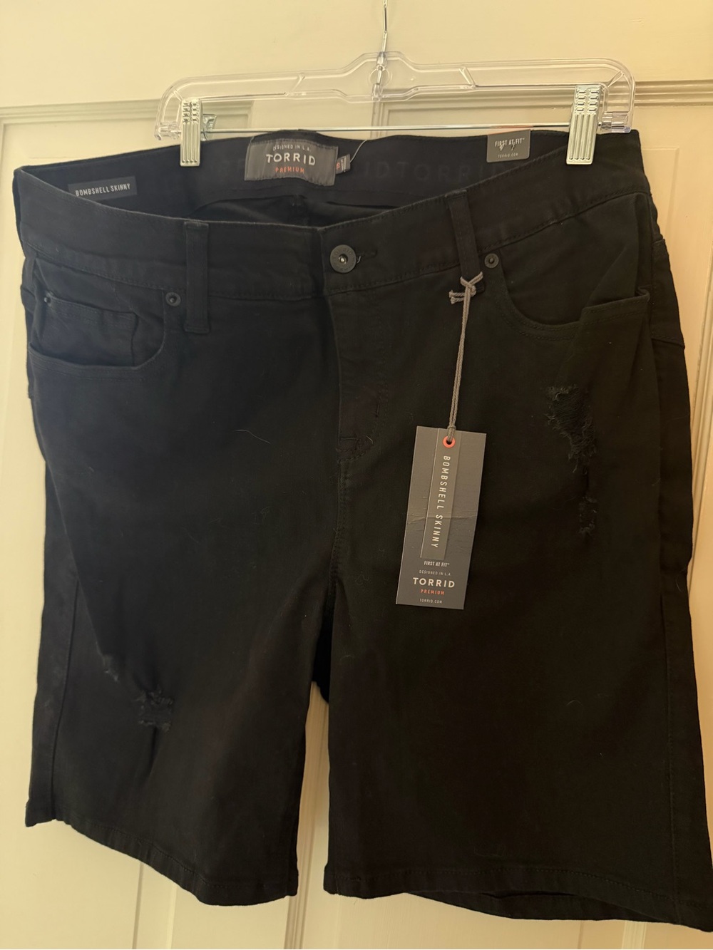 NWT Torrid Bombshell Skinny Short Black Distressed Size 18.